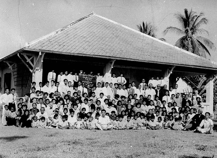 1950년대 초 따끄마으 신학교에서 KEC 컨퍼런스 기념사진